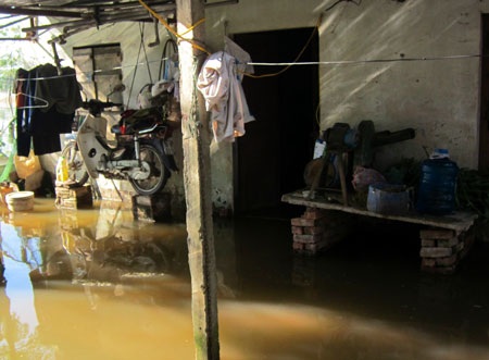Xe máy và các đồ dùng sinh hoạt phải treo lên vì không sử dụng được trong nước lũ.