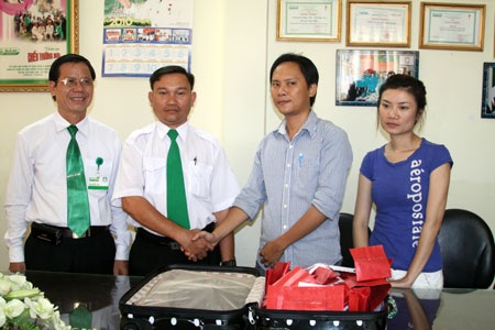 Tập đoàn Mai Linh và nét đẹp Văn hóa giao thông - 1 Lái xe của Mai Linh trả lại đồ cho hành khách bỏ quên
