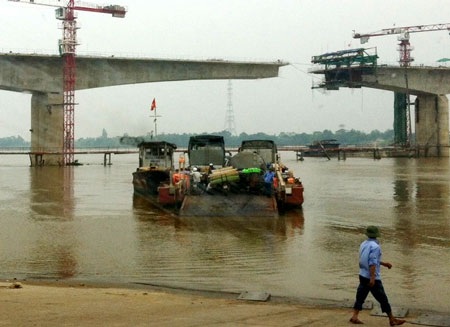 Nguy hiểm rình rập những chuyến phà vượt sông Hồng - 1 Bến phà Đường Lâm - Vĩnh Thịnh đang hoạt động