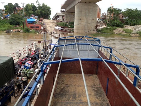 Nguy hiểm rình rập những chuyến phà vượt sông Hồng - 2 Mỗi ngày có gaagn 100 chuyến phà chở người và phương tiện qua sông