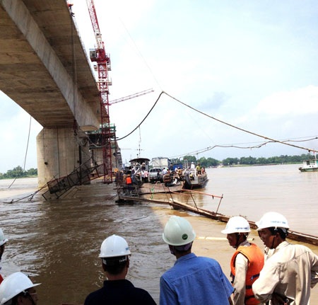 Nguy hiểm rình rập những chuyến phà vượt sông Hồng - 3 Nguy hiểm rình rập từng giây từng phút nhưng người dân dẫn phó thác tính mạng