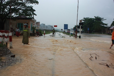 Nước lũ gây hư hỏng nhiều đoạn đường sắt ở Nghệ An