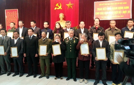 Mẹ già rơi nước mắt nhận xét nghiệm ADN của người con liệt sỹ - 2 Nhiều người bật khóc khi nhận ADN đúng của chồng, cha