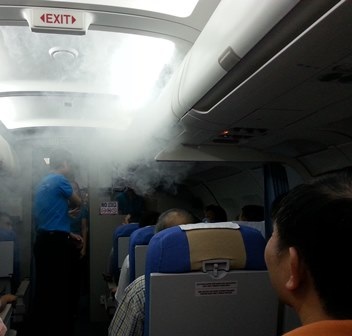 Xem phi công, tiếp viên hàng không huấn luyện bay - 1 Tình huống khói xì ra trong khoang khách khi máy bay đang bay