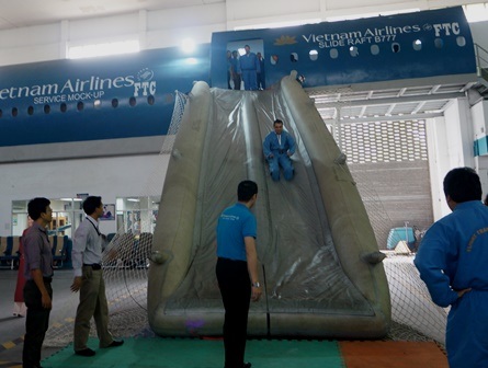 Xem phi công, tiếp viên hàng không huấn luyện bay - 6 Từng hành khách được trượt