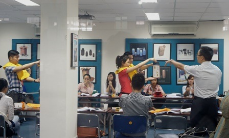 Xem phi công, tiếp viên hàng không huấn luyện bay - 7 Huấn luyện cung cách phục vụ cho tiếp viên trên máy bay