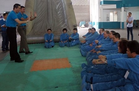 Xem phi công, tiếp viên hàng không huấn luyện bay - 5 Huấn luyện chuẩn bị tình huống máy bay hạ cánh khẩn cấp và phải bung phao trượt