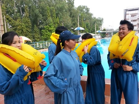 Xem phi công, tiếp viên hàng không huấn luyện bay - 2 Trong tình huống máy bay phải hạ cánh xuống nước, tất cả phi hành đoàn