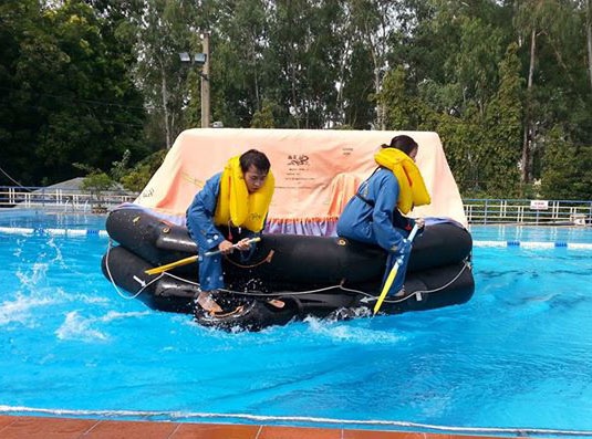 Xem phi công, tiếp viên hàng không huấn luyện bay - 3 Tiếp viên chèo thuyền phao đi cứu hành khách