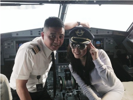 Những sự cố “bi hài” của hàng không Việt Nam năm 2013 - 1 Cơ trưởng chuyến bay VN595 cho Lý Nhã Kỳ vào buồng lái chụp ảnh