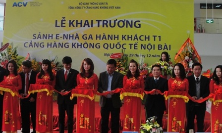 Bộ trưởng Bộ Giao thông Vận tải Đinh La Thăng cắt băng khai trương sảnh E