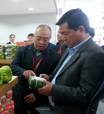 Bộ trưởng Thăng kiểm tra giá cả dịch vụ tại sân bay Nội Bài - 3 Bộ trưởng Thăng quan tâm đặc biệt tới giá bán loại bánh truyền thống
