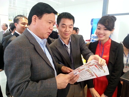 Bộ trưởng Thăng kiểm tra giá cả dịch vụ tại sân bay Nội Bài - 1 Bộ trưởng Đinh La Thăng truy hỏi cặn kẽ từng mức giá bán hàng ăn uống...