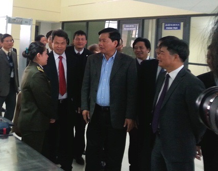 Bộ trưởng Thăng kiểm tra giá cả dịch vụ tại sân bay Nội Bài - 5 Bộ trưởng Thăng yêu cầu nhân viên an ninh hàng không làm tốt công tác