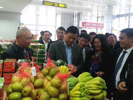 Bộ trưởng Thăng kiểm tra giá cả dịch vụ tại sân bay Nội Bài - 2 ... hoa quả, bánh trái