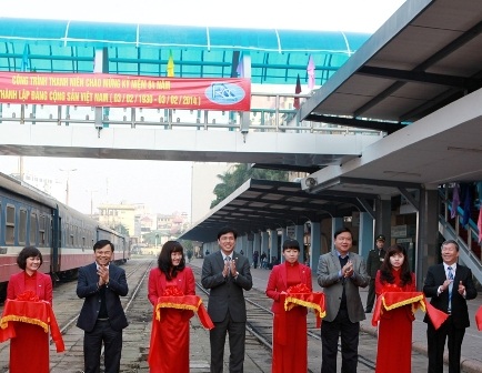 Bộ trưởng Đinh La Thăng cắt băng khánh thành cầu bộ hành trong ga Hà Nội