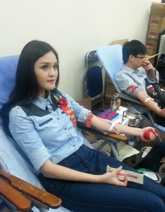 Hà Nội: Hơn 1.000 người hiến máu tình nguyện vì nạn nhân TNGT - 5 Á hậu Việt Nam 2012 Hoàng Anh cũng tham gia ngày hội hiến máu