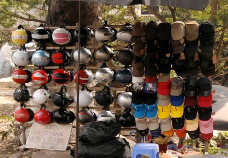 “Lách” luật bằng mũ bảo hiểm dành cho... người cưỡi ngựa - 1 Nhiều loại mũ không phải MBH được bán cho người đi mô tô, xe máy