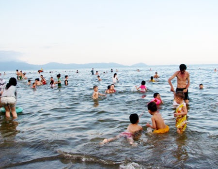 Du lịch biển là lựa chọn của nhiều người trong kỳ nghỉ lễ kéo dài 5 ngày