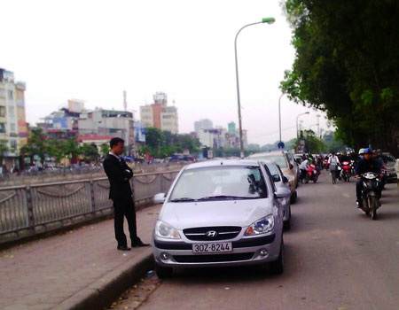 Ô tô xếp hàng dài chờ được “chính chủ” - 3 Những hàng dài xe ô tô trên đường Láng chờ được sang tên đổi chủ