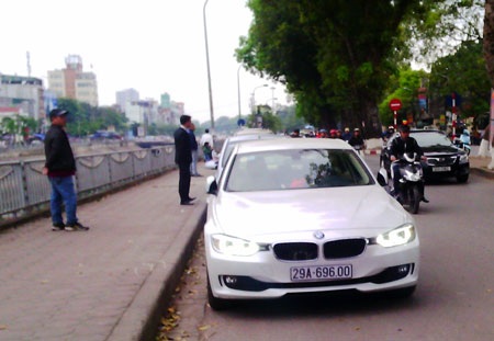 Ô tô xếp hàng dài chờ được “chính chủ” - 4 Những hàng dài xe ô tô trên đường Láng chờ được sang tên đổi chủ