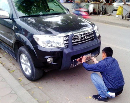 Ô tô xếp hàng dài chờ được “chính chủ” - 7 Dịch vụ lắp biển số có giá 400.000 đồng/xe.