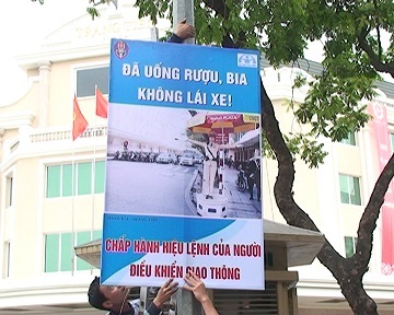 Hà Nội: Tuyên truyền an toàn giao thông bằng hình ảnh tại các ngã tư - 1 Pa-nô tuyên truyền TTATGT tại các nút giao thông trọng điểm
