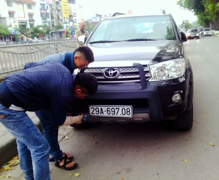 Hôm nay bắt đầu xử phạt xe không sang tên đổi chủ - 2 Những ngày qua người dân Hà Nội đổ xô đi sang tên đổi chủ xe để tránh bị phạt