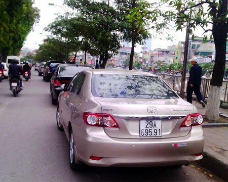 Đổ xô đi sang tên đổi chủ xe trước ngày áp phạt - 3 Hàng loạt xe cũ-mới chờ đợi để được sang tên đổi chủ