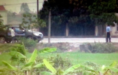 Sa thải 3 thanh tra giao thông “kiểm tra” giấy tờ trong… 5 giây - 1 Thanh tra GTVT Hải Dương kiểm tra giấy tờ trong 5 giây trên QL37