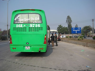 Hiện nay, tình trạng xe dừng đỗ bắt khách trên đường dù bị cấm nhưng vẫn diễn ra