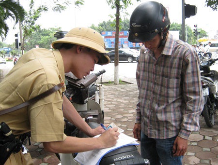 Hôm nay bắt đầu xử phạt xe không sang tên đổi chủ - 1 Lực lượng CSGT không được phép hỏi và xử phạt xe không chính chủ