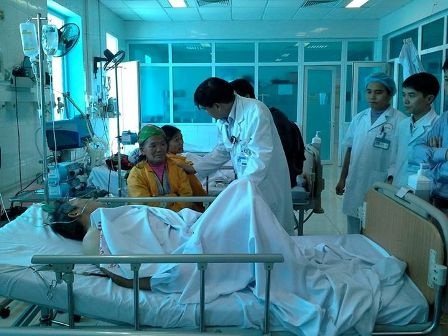 Bộ trưởng Thăng lập tổ điều tra độc lập tìm nguyên nhân sập cầu - 3 Bác sỹ BV Bạch Mai đã lên tới Lai Châu và đang khám cho các nạn nhân vụ lật cầu treo