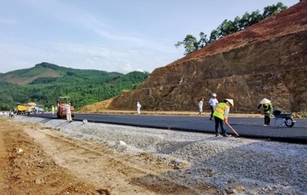 Một đoạn Cao tốc Nội Bài - Lào Cai đang trong giai đoạn hoàn thiện