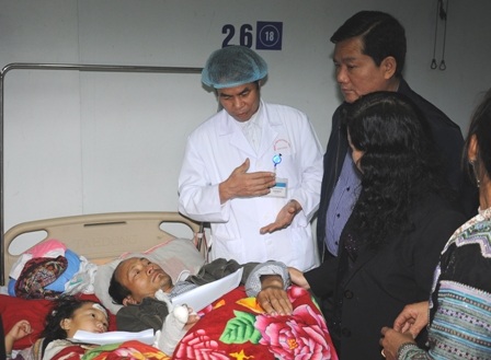 Bộ trưởng Thăng lập tổ điều tra độc lập tìm nguyên nhân sập cầu - 1 Bộ trưởng Đinh La Thăng thăm hỏi các nạn nhân tại bệnh vi
