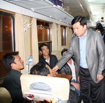 Bộ trưởng Đinh La Thăng thăm hỏi và chúc Tết các hành khách đi tàu