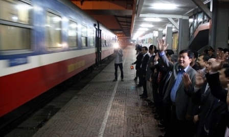 23h đêm giao thừa, tàu SE3 chuyển bánh, Bộ trưởng Đinh La Thăng chào tiễn biệt 