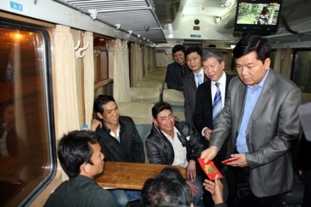 Bộ trưởng Đinh La Thăng mừng tuổi cho các hành khách cuối cùng của năm Qúy Tỵ