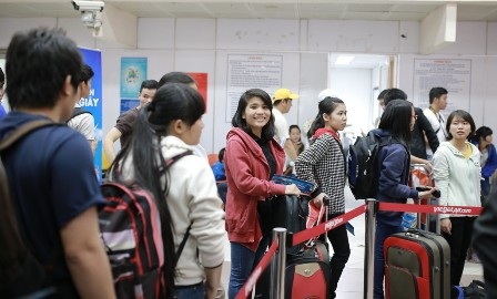 Nhiều sinh viên, công nhân nghèo ở miền Trung được đi máy bay