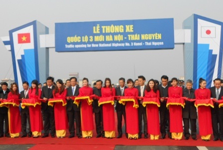 Thủ tướng phát lệnh thông xe cao tốc Hà Nội - Thái Nguyên - 1 Thủ tướng Nguyễn Tấn Dũng cắt băng thông xe cao tốc Hà Nội - Thái Nguyên