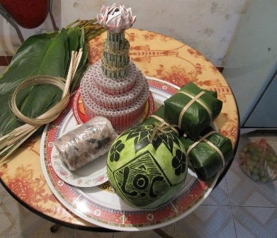 Nhiều người mua dưa hấu có khắc chữ và hoa văn để thờ Tết