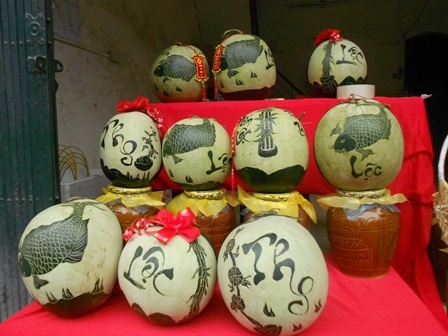 Dưa hấu khắc chữ đắt hàng tại Hà Nội