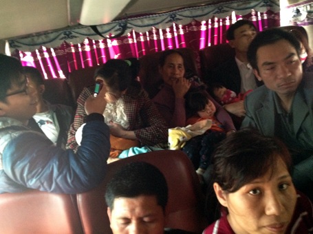 Một chuyến xe 24 chỗ ngồi nhưng nhồi nhét tới 40 người trên đi từ Thái Bình