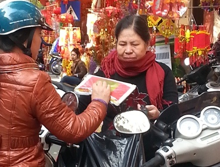 Hàng Tết ông Công ông Táo: “Ế lắm!” - 3 ... nên chị lại đổi ý mua xấp vàng này với giá chỉ 10.000 đồng