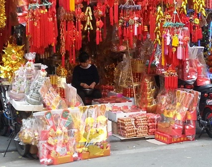Hàng Tết ông Công ông Táo: “Ế lắm!” - 1 Phố Hàng Mã vắng vẻ ngày cận Tết ông Công ông Táo