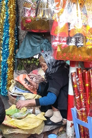 Hàng Tết ông Công ông Táo: “Ế lắm!” - 6 Một cụ già bán trầu cau ngồi chờ... khách