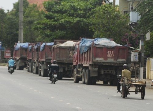 Xe chở vật liệu xây dựng phá đường dân sinh (ảnh minh họa)