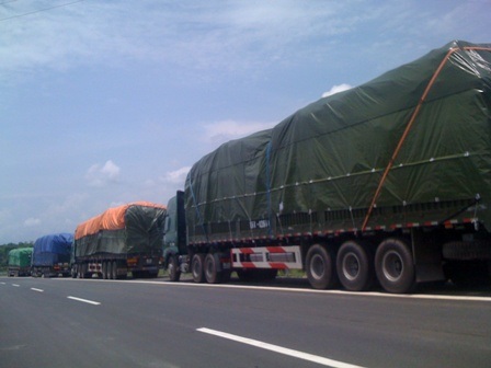 Xã hội đen “yểm trợ” xe quá tải lên cao tốc Nội Bài - Lào Cai - 2 Những xe này chở lúa gạo từ Hải Phòng, Quảng Ninh lên biên giới Việt - Trung và ngược lại