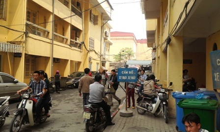 Biển cấm bị vô hiệu hóa nhưng bệnh viện không hề có lực lượng nhắc nhở, hướng dẫn