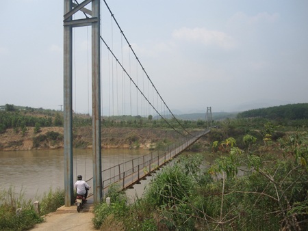 Một cây cầu treo trước mùa mưa bão ở khu vực Tây Nguyên (ảnh: Thiên Thư)